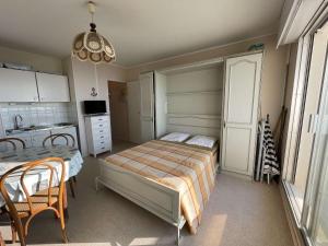 Studio 2 pers, balcon, parking, plage à 200m - FR-1-224C-442