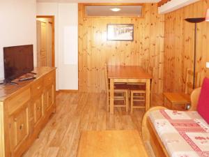 Appartement cosy avec WiFi gratuit, piscine chauffée, sauna, et accès direct aux pistes, Les Orres 1800. - FR-1-322-302