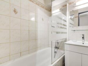 Appartements Studio cabine 6 pers, ideal montagne, ascenseur, ski, parking, animaux admis - FR-1-403-12 : photos des chambres