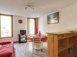 Appartements Studio cabine 6 pers, ideal montagne, ascenseur, ski, parking, animaux admis - FR-1-403-12 : photos des chambres