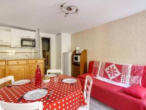 Appartements Studio cabine 6 pers, ideal montagne, ascenseur, ski, parking, animaux admis - FR-1-403-12 : photos des chambres