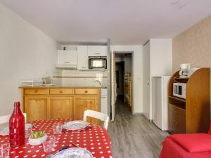 Studio cabine 6 pers, idéal montagne, ascenseur, ski, parking, animaux admis - FR-1-403-12