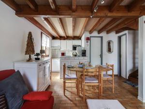 Appartements Chalet 2 chambres, 6 pers, terrasse, balcon, parking, wifi, pres ski et commerces - FR-1-401-52 : photos des chambres