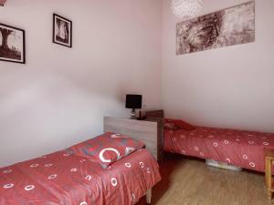 Chalet 2 chambres, 6 pers, terrasse, balcon, parking, wifi, près ski et commerces - FR-1-401-52