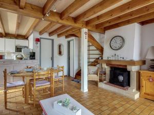 Chalet 2 chambres, 6 pers, terrasse, balcon, parking, wifi, près ski et commerces - FR-1-401-52