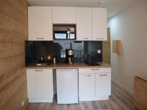 Studio rénové pour 2 pers, cœur de station, accès pistes, balcon sud - FR-1-322-307