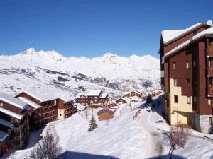 Appartements Studio confortable proche des pistes, balcon, TV et casier a skis - FR-1-411-115 : photos des chambres