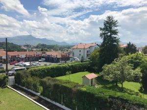 Duplex de caractère 4 chambres avec balcon, près du centre et des commerces, parking inclus - FR-1-4-526