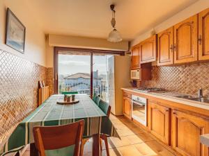 Duplex de caractère 4 chambres avec balcon, près du centre et des commerces, parking inclus - FR-1-4-526