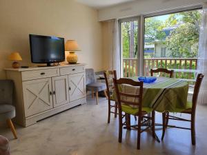 Appartement T2 au cœur de Cabourg avec balcon, parking & acceptant animaux - FR-1-465-16