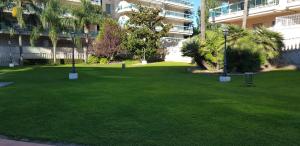 Appartement tout confort terrasse 21 m2 pleins sud wifi proche port aventura centre et plage 2 chambres 2 SDB piscine