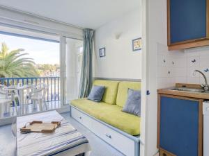 Appartements Appartement avec Terrasse et Piscine a 2 pas de la Plage - FR-1-4-567 : photos des chambres