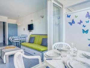 Appartements Appartement avec Terrasse et Piscine a 2 pas de la Plage - FR-1-4-567 : photos des chambres