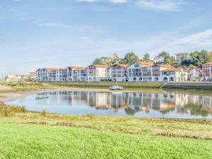 Appartements Appartement avec Terrasse et Piscine a 2 pas de la Plage - FR-1-4-567 : Appartement (4 Adultes)