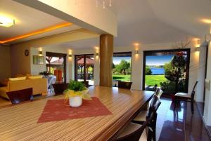 Mazury całoroczny dom nad jeziorem do wynajęcia z własną linią brzegową