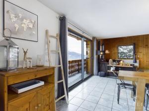 Superbe Duplex Savoyard pour 13 pers. avec Cheminée et Balcons, à 300m des Pistes - FR-1-398-616