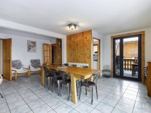 Superbe Duplex Savoyard pour 13 pers. avec Cheminée et Balcons, à 300m des Pistes - FR-1-398-616