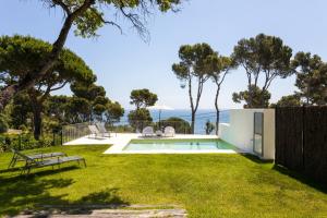Luxury Villa in front of the beach POPETA