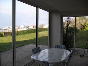 Appartement spacieux 95m2 au pied de la plage avec jardin et parking - FR-1-494-70