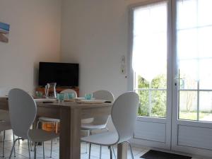 Maisons de vacances Maison de Vacances a St-Georges-d'Oleron - 6 Couchages, Proche Plage, Terrasse, Parking, Menage Inclus - FR-1-246A-69 : photos des chambres