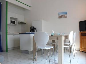 Maisons de vacances Maison de Vacances a St-Georges-d'Oleron - 6 Couchages, Proche Plage, Terrasse, Parking, Menage Inclus - FR-1-246A-69 : photos des chambres