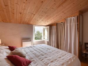 Maison de Charme avec Cour, 2 Chambres, Cuisine Équipée, Proche Village St Clément des Baleines - FR-1-434-74