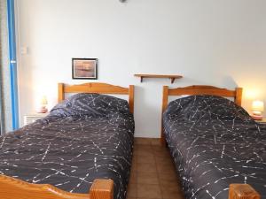 Grand Studio Climatisé avec Terrasse et Parkings, Proche des Thermes - FR-1-553-106