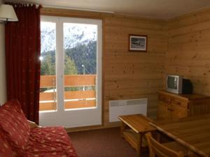 Appartement rénové 2 pièces avec balcon à 50m des pistes - FR-1-557A-19