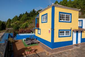 CASA ALBA, casa rÃºstica en la colina con piscina-spa climatizada y vistas al mar