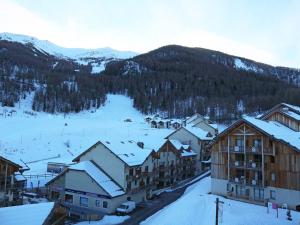 Duplex rénové avec piscine, WiFi, animaux admis aux Orres - FR-1-322-417