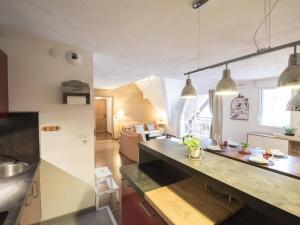 Appartements Duplex 10 pers, 98m², coeur du village, balcon, proche telecabine et thermes, parking prive, jacuzzi - FR-1-296-340 : photos des chambres