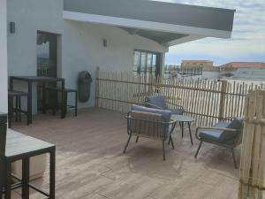 Appartement T3 avec balcon et parking, accès piscine, espaces sportifs - FR-1-195-96