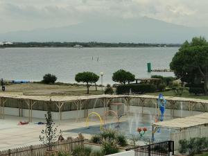 Appartement T3 avec balcon et parking, accès piscine, espaces sportifs - FR-1-195-96