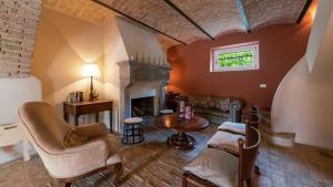 LA CASA NEI VIGNETI 10, Emma Villas