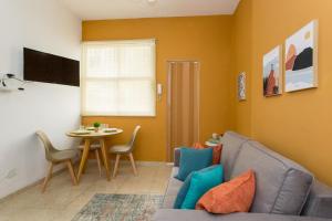 Conforto e relax, caminhando para a Praia de Copacabana, Quarto e Sala, completo, com wi fi, cozinha, ar condicionado