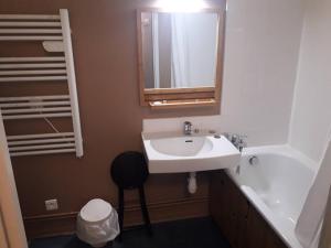 Studio 6 pers, proche pistes, parking, ascenseur, casier à skis, kitchenette équipée - FR-1-602-36