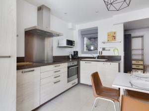 Studio centre-ville avec terrasse, parking, proche télécabine et commodités - FR-1-401-175