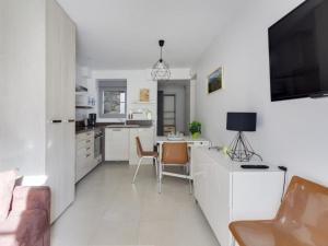 Studio centre-ville avec terrasse, parking, proche télécabine et commodités - FR-1-401-175