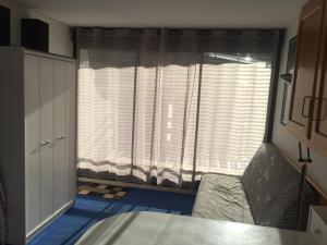 Appartements Studio pour 4/5 pers. avec balcon, acces pistes, casier a skis, parking, residence avec ascenseur - FR-1-602-43 : photos des chambres