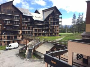 Studio cabine avec accès direct aux pistes, balcon, et piscine - 4 couchages, Risoul 1850 - FR-1-330-518