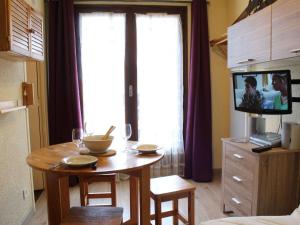 Studio cabine avec accès direct aux pistes, balcon, et piscine - 4 couchages, Risoul 1850 - FR-1-330-518