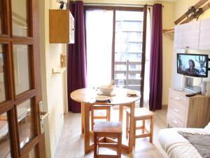 Studio cabine avec accès direct aux pistes, balcon, et piscine - 4 couchages, Risoul 1850 - FR-1-330-518