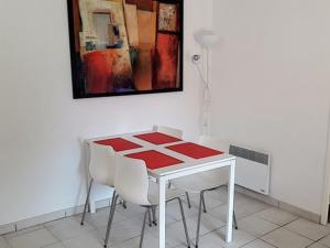 T2 avec Grande Loggia, Parking, Proche Plage et Commerces à La Favière - FR-1-610-68