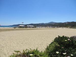 T2 avec Grande Loggia, Parking, Proche Plage et Commerces à La Favière - FR-1-610-68