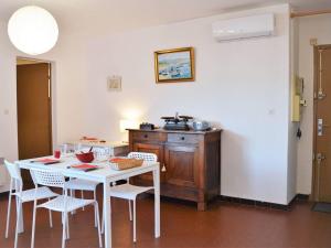 Appartement 2 pièces avec piscine et parking à 2 pas de la plage au Lavandou - FR-1-251-384