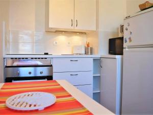 Appartement 2 pièces avec piscine et parking à 2 pas de la plage au Lavandou - FR-1-251-384