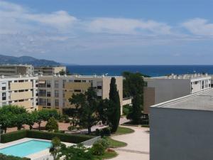 Appartement 2 pièces avec piscine et parking à 2 pas de la plage au Lavandou - FR-1-251-384