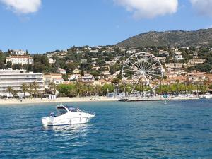 Appartement 2 pièces avec piscine et parking à 2 pas de la plage au Lavandou - FR-1-251-384