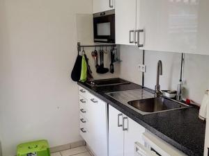 T2 avec Grande Loggia, Parking, Proche Plage et Commerces à La Favière - FR-1-610-68