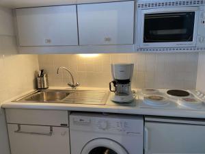 Appartement Studio Cabine à Fréjus, Piscine, Plage à 500m, Clim, Parking, Terrasse, 4 Couchages - FR-1-226A-110